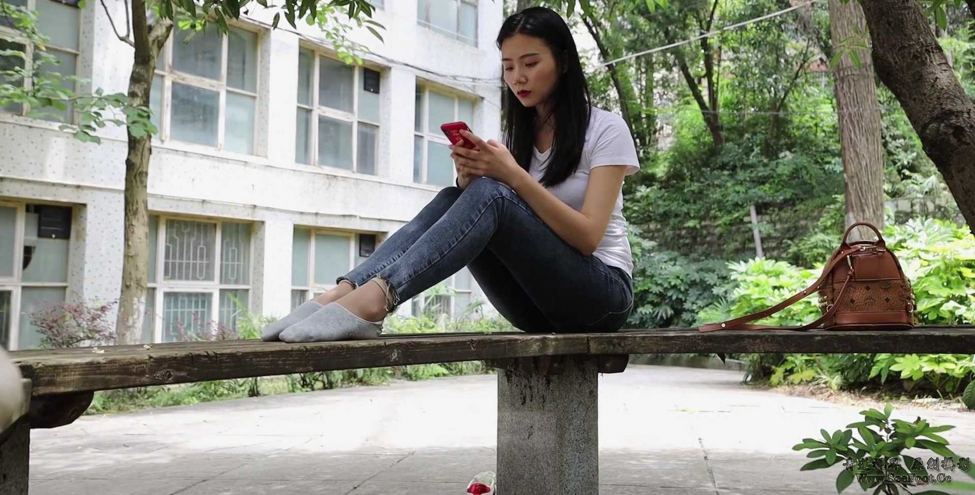姑娘公园休息 亮出灰色船袜脚底[00_00_17][20230306-133234].jpg